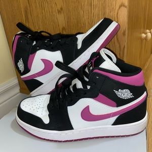 Jordan 1 Mid
Magenta (W)